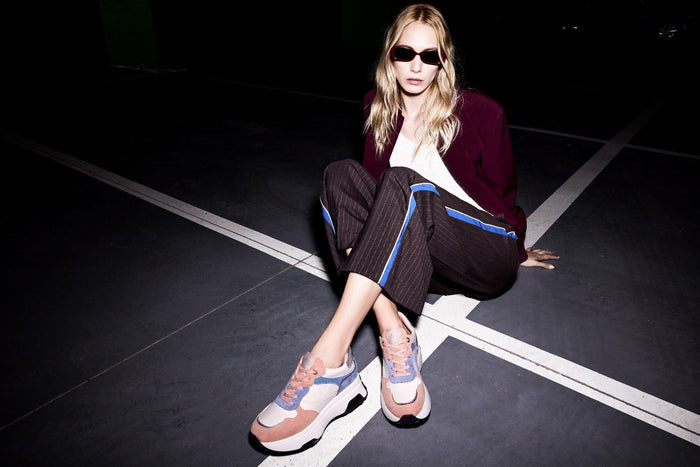 outfit con sneakers donna