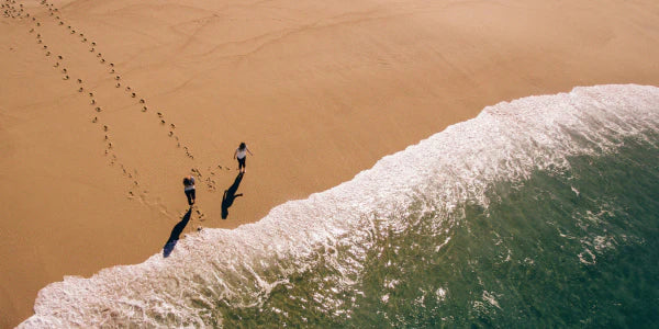 Persone che camminano sulla spiaggia in riva al mare