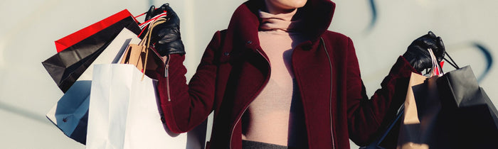 Donna che fa shoopping e ha fatto molti acquisti.