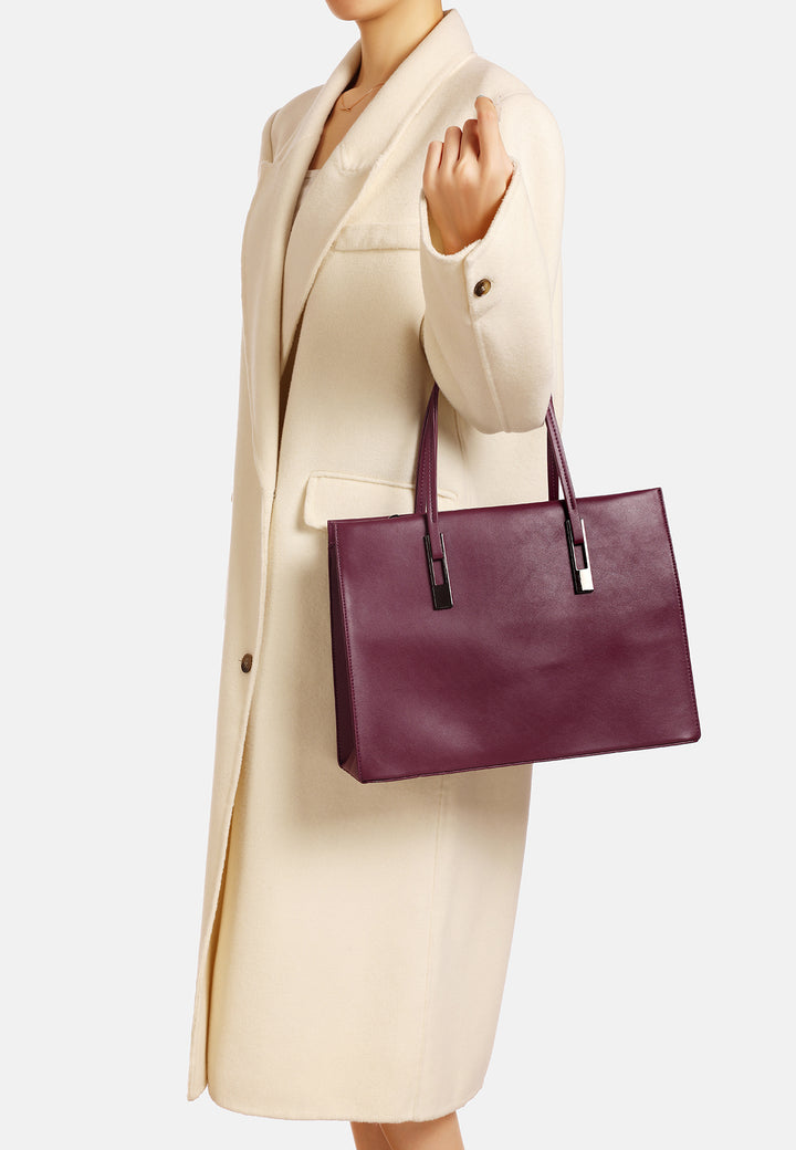 borsa in ecopelle con dettagli metallici sui manici, capiente e chic