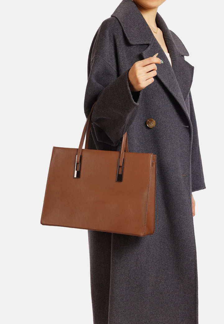borsa in ecopelle con dettagli metallici sui manici, capiente e chic