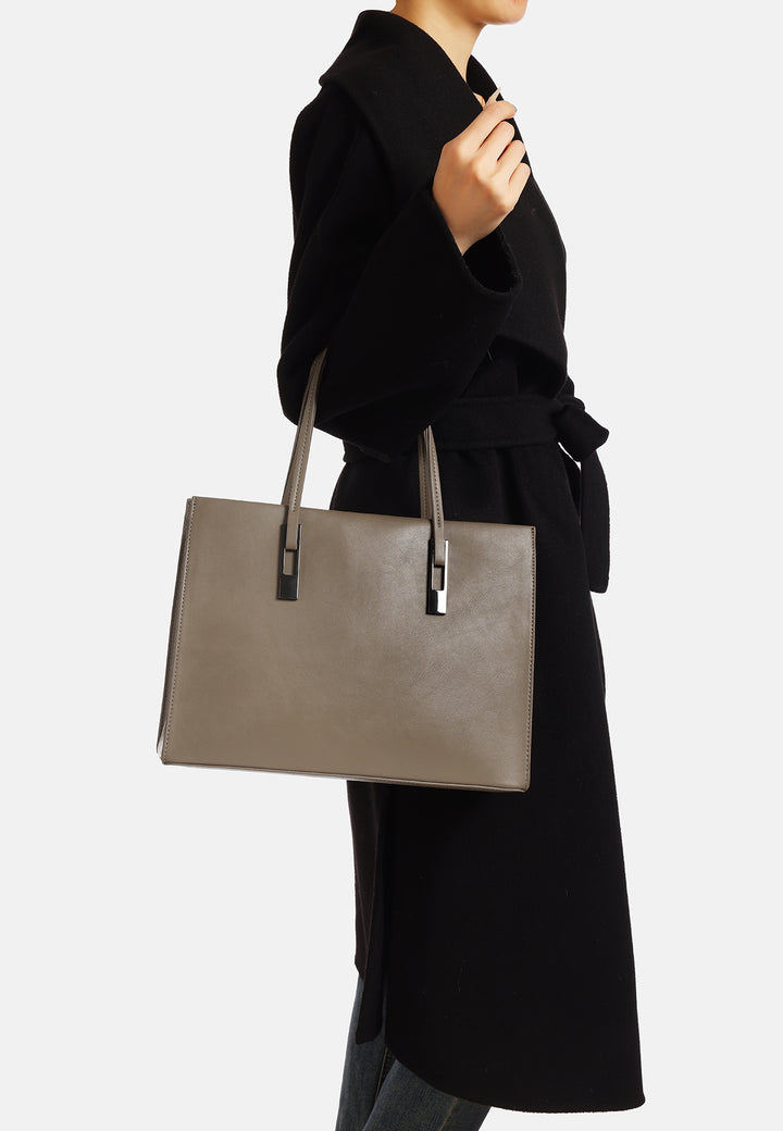 borsa in ecopelle con dettagli metallici sui manici, capiente e chic