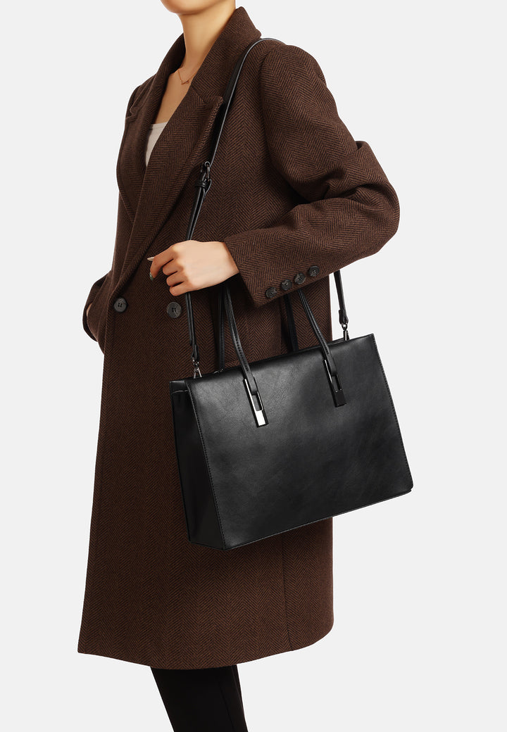 borsa in ecopelle con dettagli metallici sui manici, capiente e chic