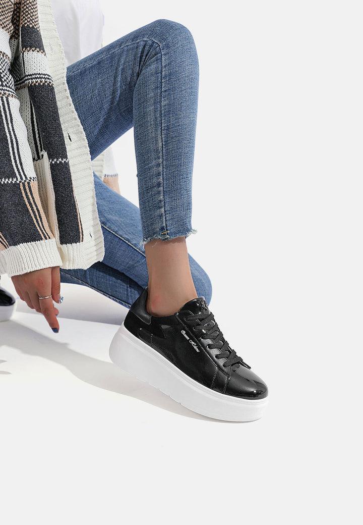 scarpe da donna sneakers stringate colore nero con platform alta bianca 