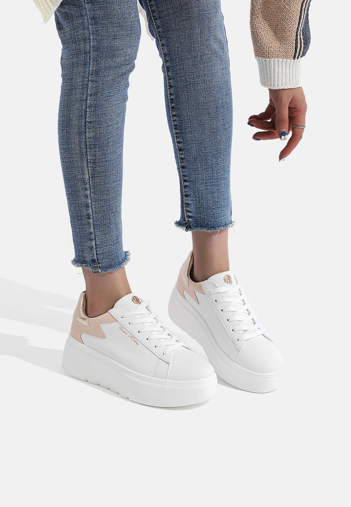scarpe da donna sneakers stringate colore bianco con platform alta bianca
