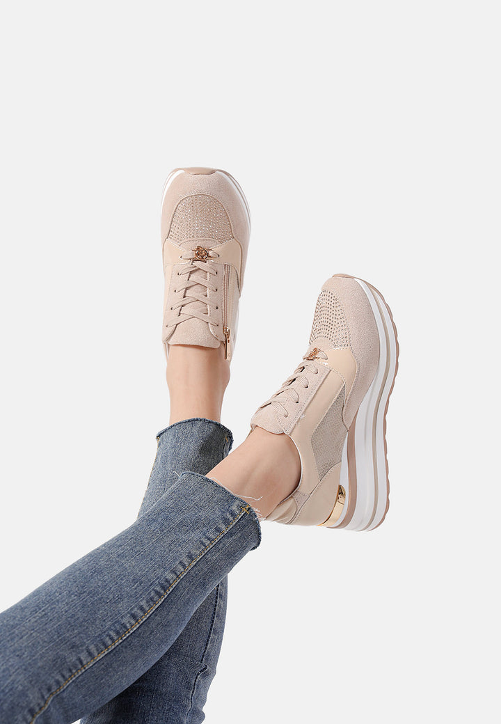 Sneakers con lacci da donna e con zip laterale e suola rialzata sul tallone colore beige