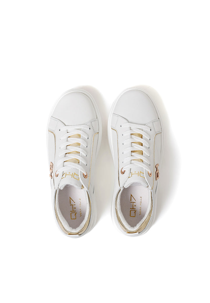 Sneakers stringate in vera pelle colore bianco con logo su un lato e dettagli in oro