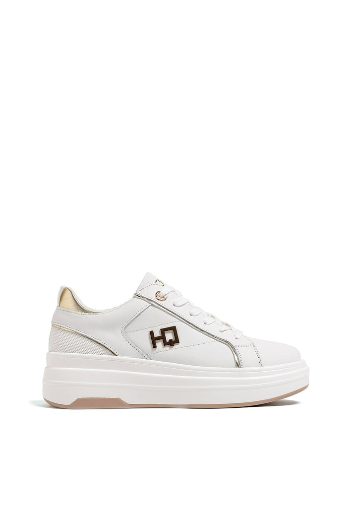 Sneakers stringate in vera pelle colore bianco con logo su un lato e dettagli in oro