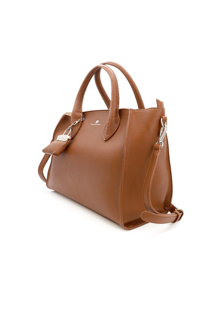 Borsa donna a mano in pelle con tracolla e charm decorativo marrone