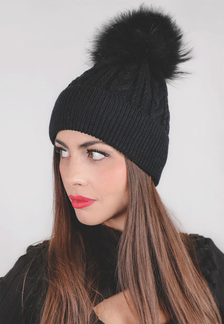 Cappello invernale da donna con pon pon rimovibile colore nero