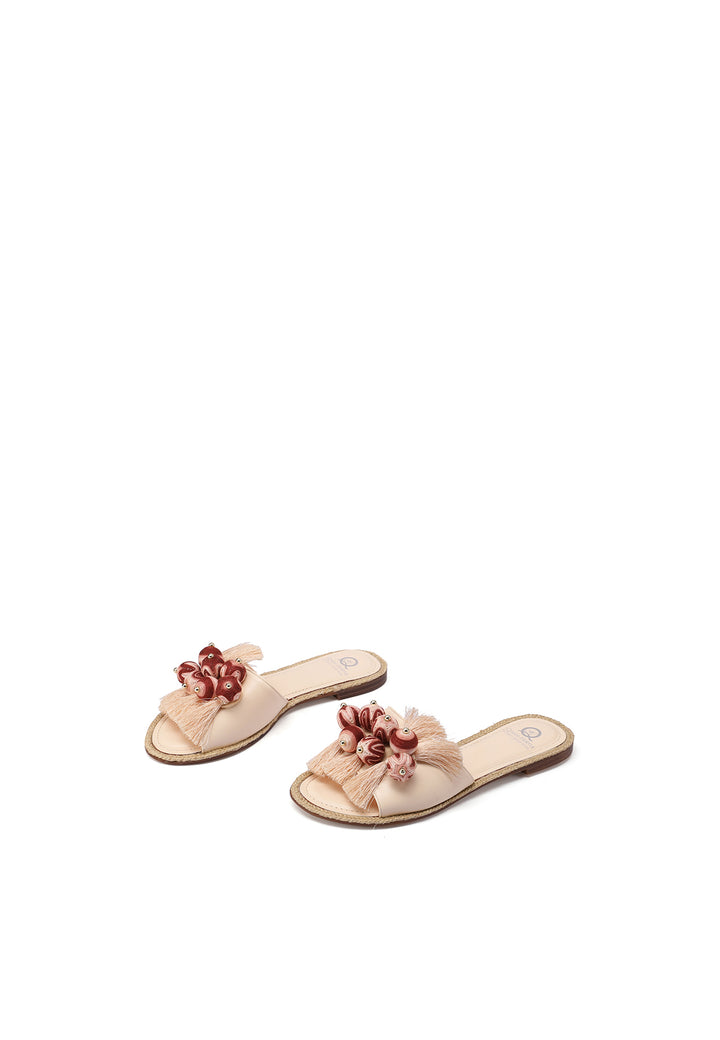 Sandali bassi con decorazione della tomaia in ecopelle colore beige