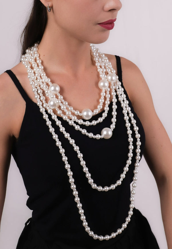 Collana lunga di perle con qualche perla più grande colore bianco