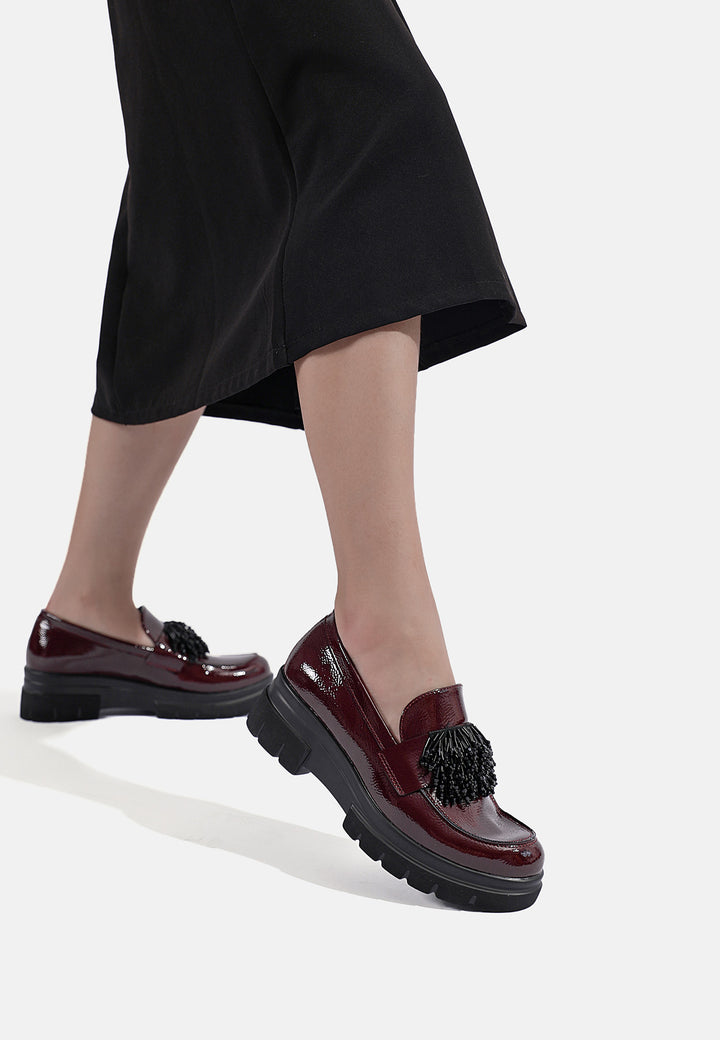 mocassini da donna lucidi colore bordeaux con platform