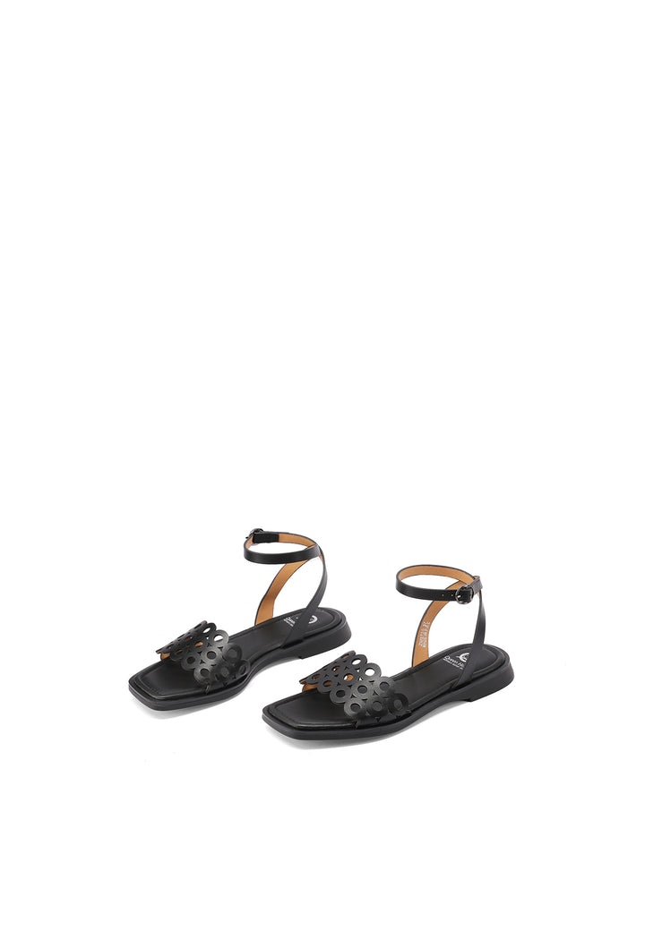 Sandali bassi con cinturino con fascia con i buchi in ecopelle colore nero