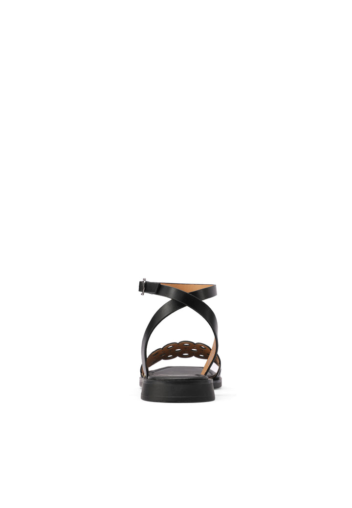 Sandali bassi con cinturino con fascia con i buchi in ecopelle colore nero