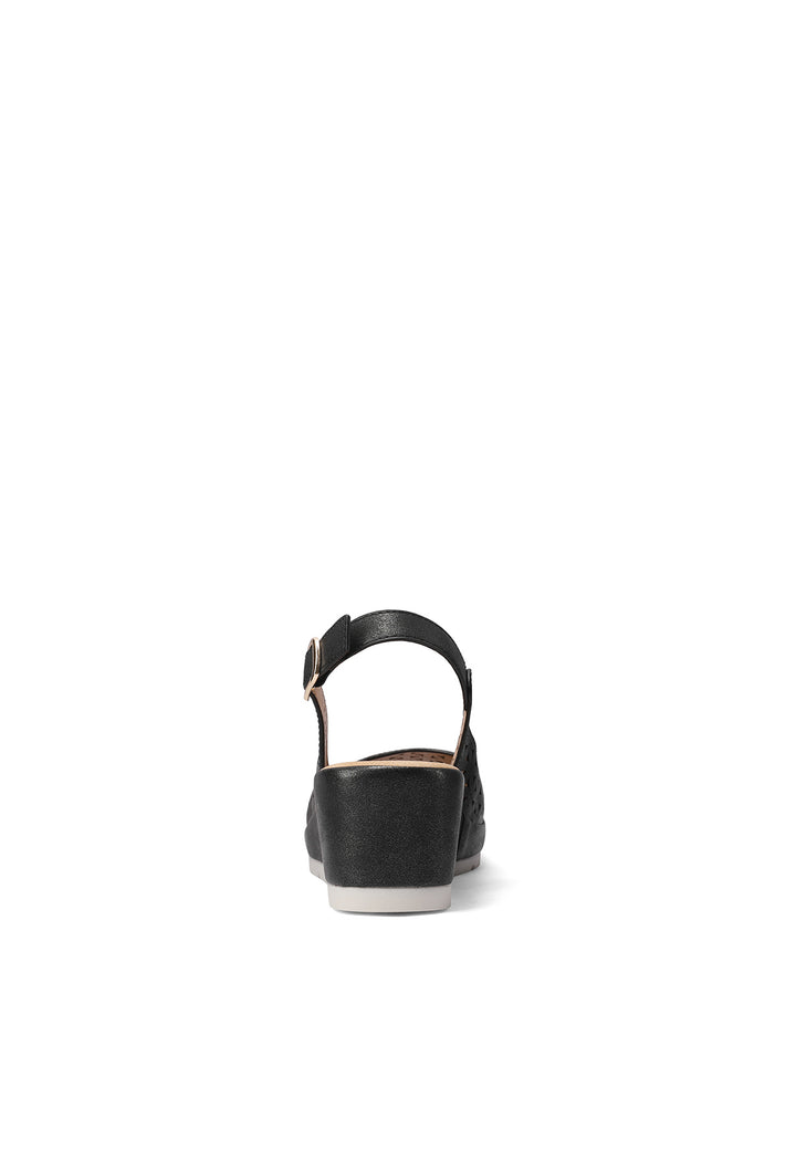 Sandali con tomaia traforata colore nero e cinturino dietro il tallone con zeppa