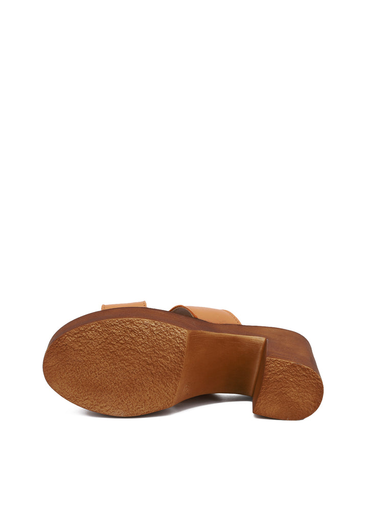 Sandalo zoccolo in pelle color cuoio con tacco alto