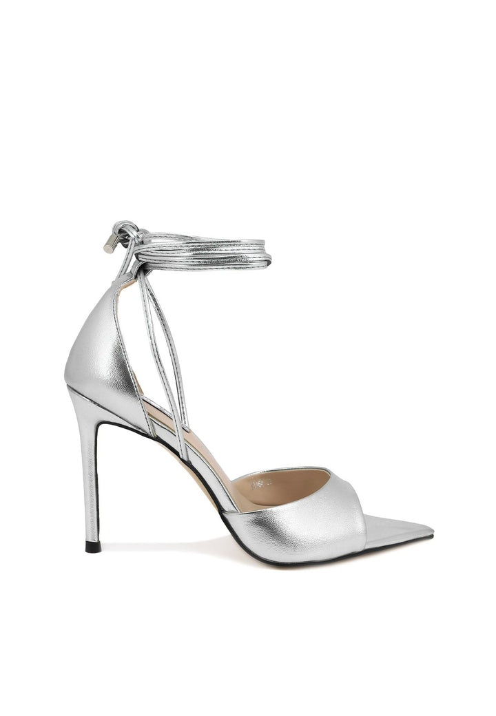 scarpe decollete con punta aperta colore argento tacco a spillo e lacci alla caviglia