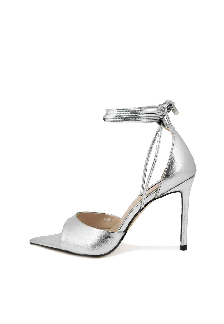 scarpe decollete con punta aperta colore argento tacco a spillo e lacci alla caviglia