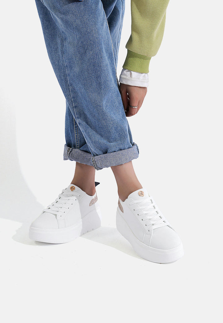 Scarpe sneakers da donna colore bianco stringate con platform