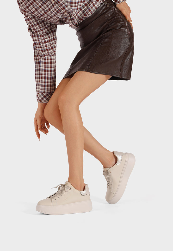 Sneakers da donna beige Queen Helena con lacci, suola alta e dettaglio lucido sul retro