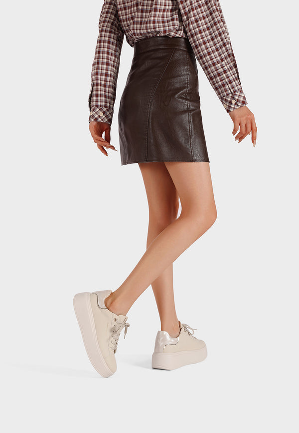 Sneakers da donna beige Queen Helena con lacci, suola alta e dettaglio lucido sul retro