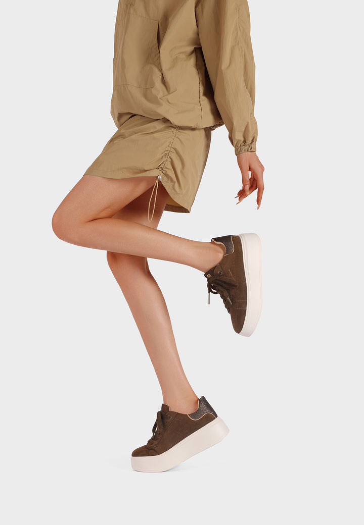 Sneakers da donna marroni Queen Helena con lacci, suola alta e dettaglio lucido sul retro