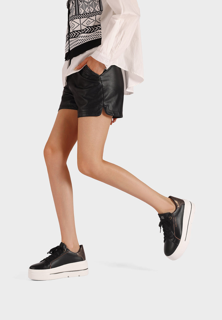 scarpe sneakers nere suola alta con lacci