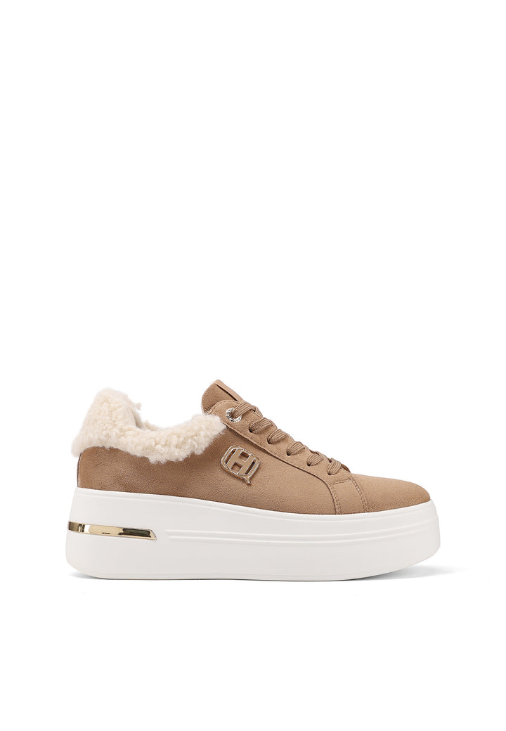 Sneakers da donna in camoscio cammello con sherpa panna, logo metallico e suola platform bianca