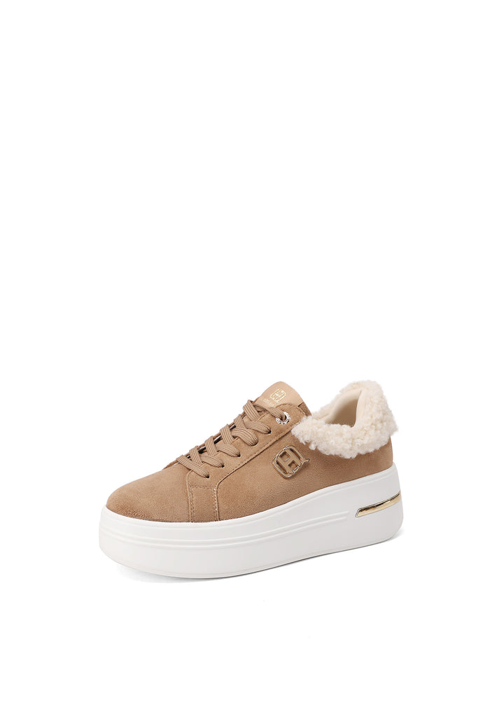 Sneakers da donna in camoscio cammello con sherpa panna, logo metallico e suola platform bianca