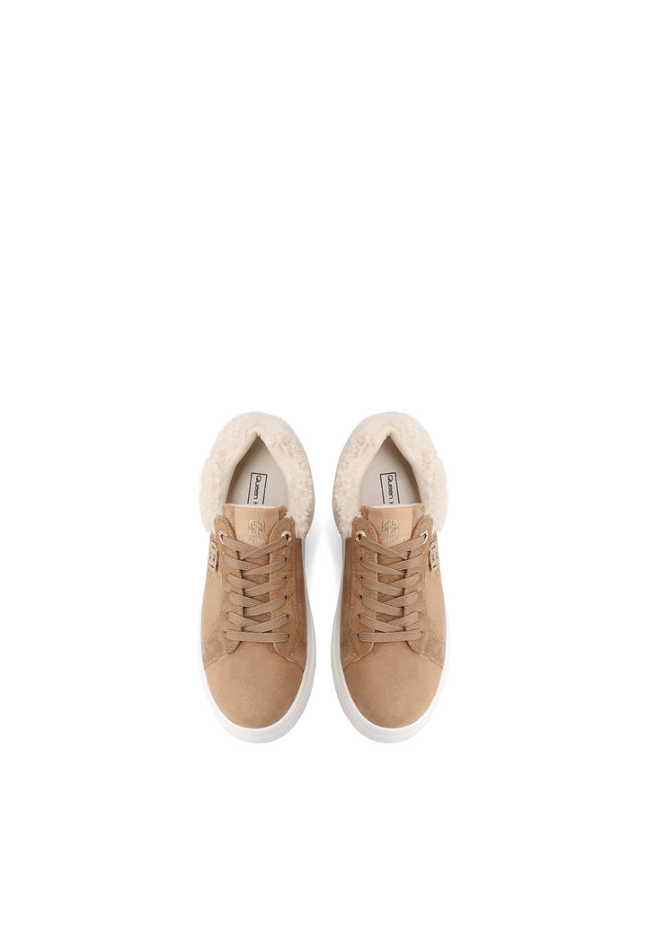 Sneakers da donna in camoscio cammello con sherpa panna, logo metallico e suola platform bianca