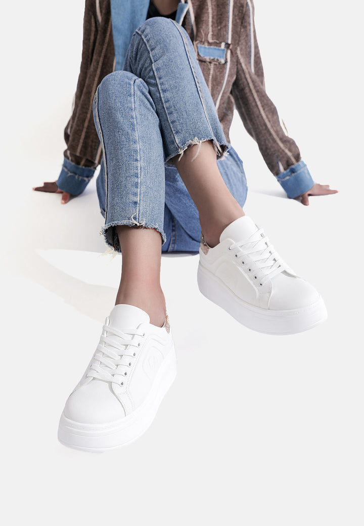 sneakers stringate da donna colore bianco con platform e brillantini dietro il tallone