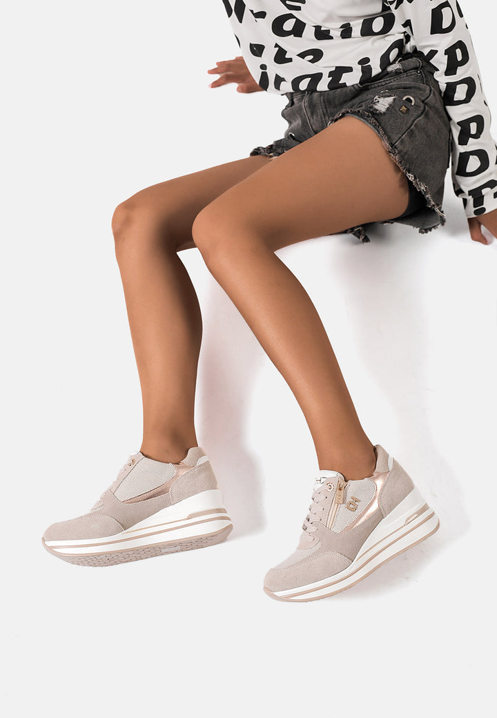 Sneakers stringate in vera pelle colore beige con zip e plateau