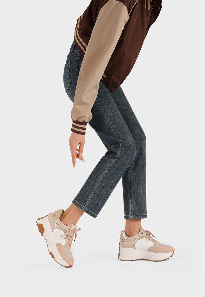 Sneakers da donna con zeppa alta e suola dentata, dettagli laminati su tomaia