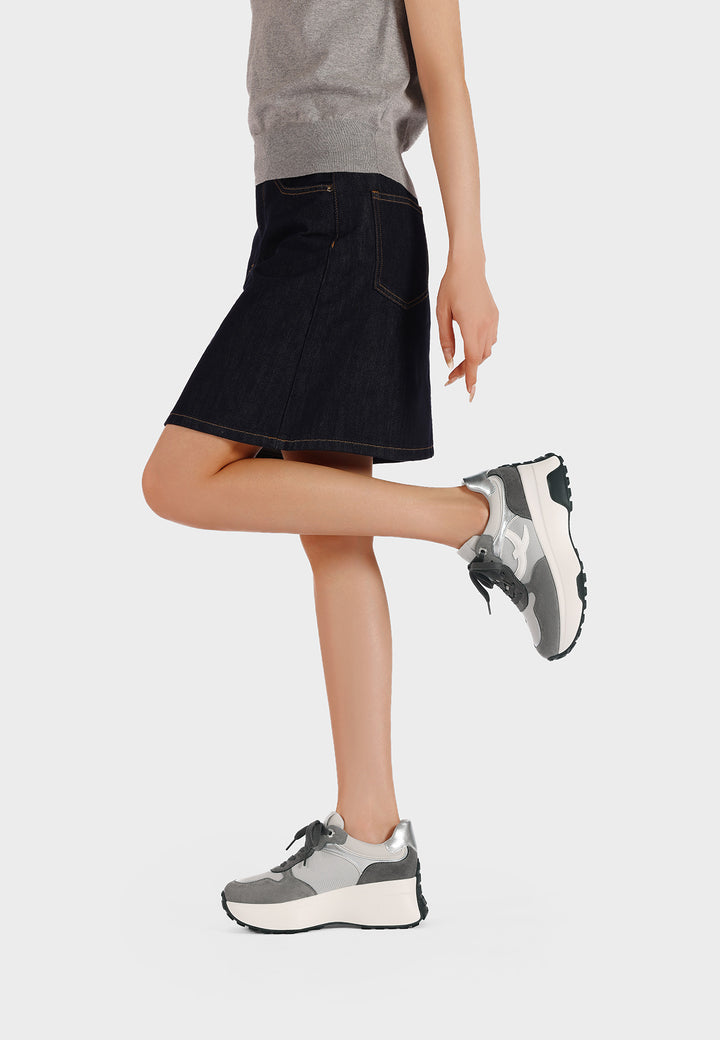 Sneakers da donna con zeppa alta e suola dentata, dettagli laminati su tomaia