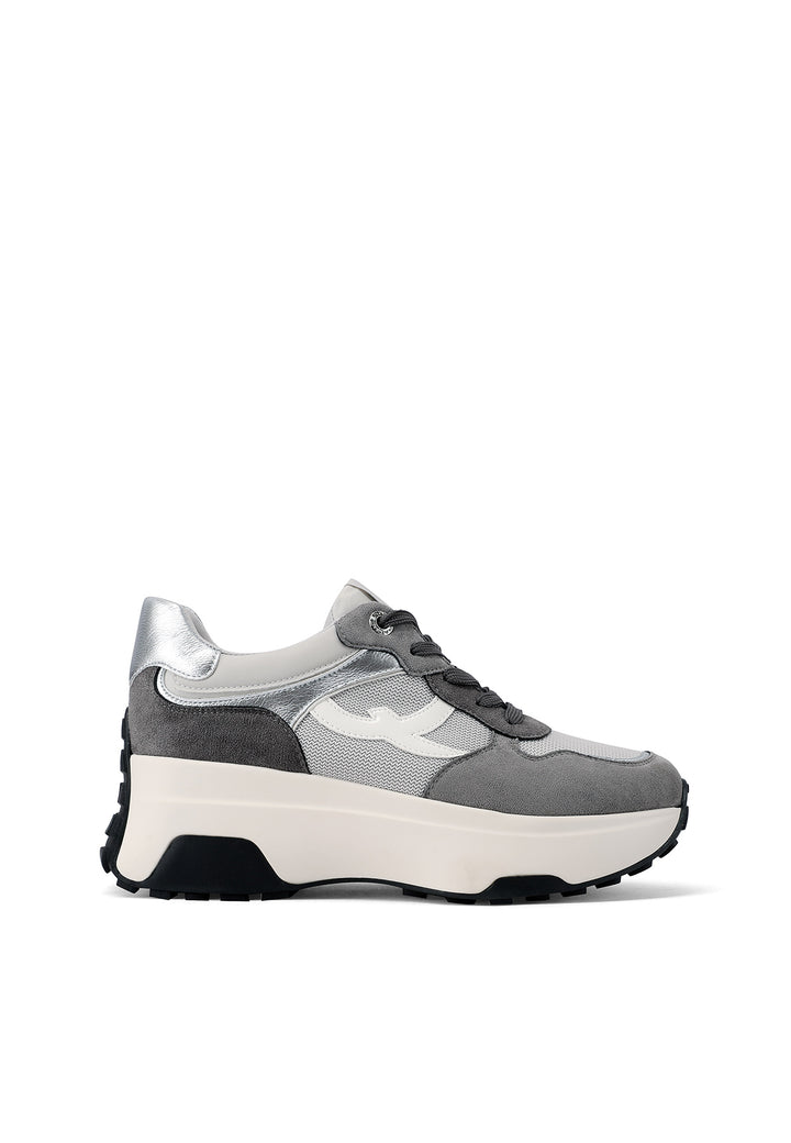 Sneakers da donna con zeppa alta e suola dentata, dettagli laminati su tomaia