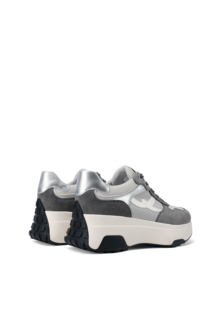 Sneakers da donna con zeppa alta e suola dentata, dettagli laminati su tomaia