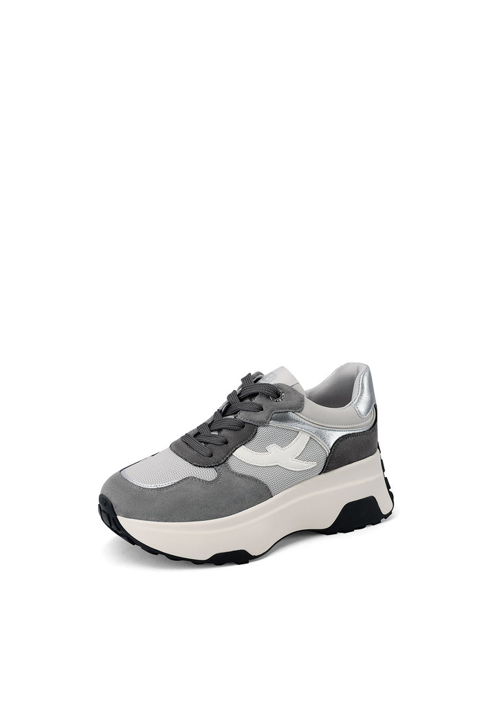 Sneakers da donna con zeppa alta e suola dentata, dettagli laminati su tomaia