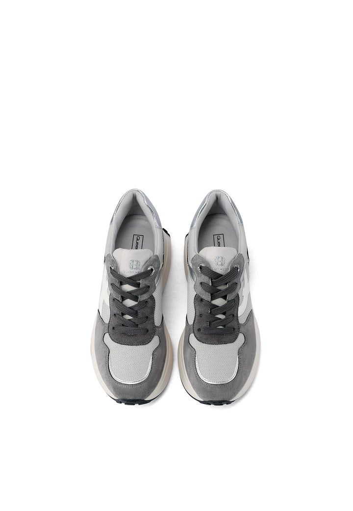 Sneakers da donna con zeppa alta e suola dentata, dettagli laminati su tomaia