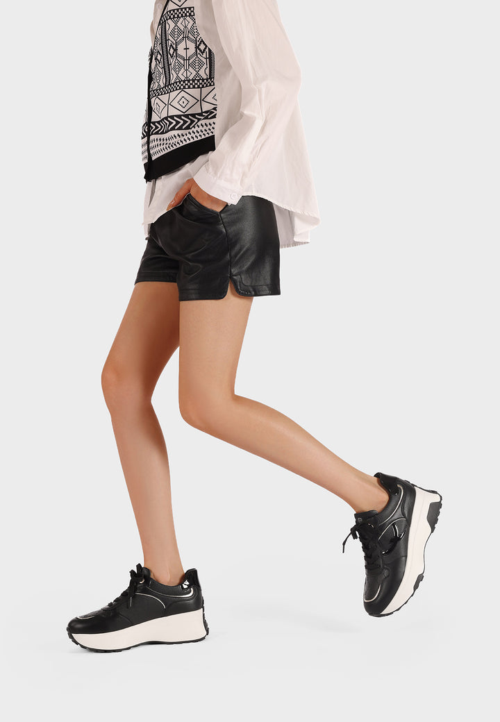 Sneakers da donna con zeppa alta e suola dentata, dettagli laminati su tomaia