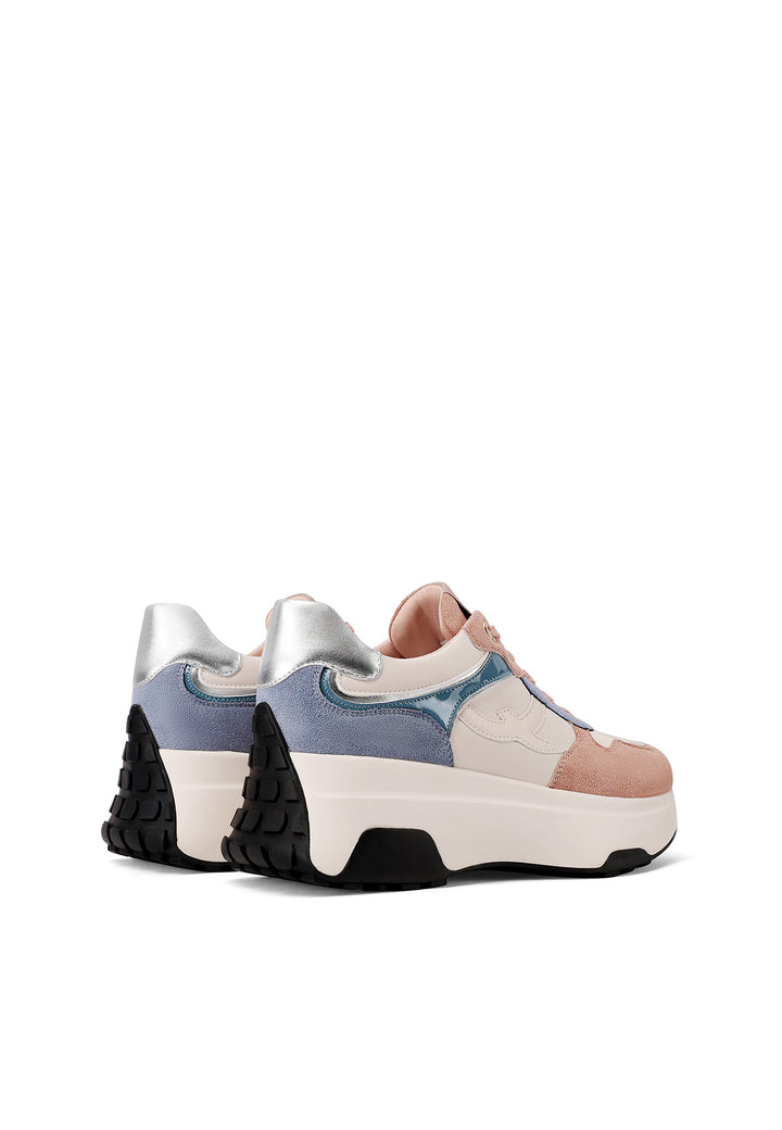 Sneakers da donna con zeppa alta e suola dentata, dettagli laminati su tomaia