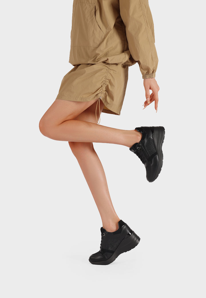 Sneakers da donna nere con zeppa in gomma e zip laterale, stile elegante