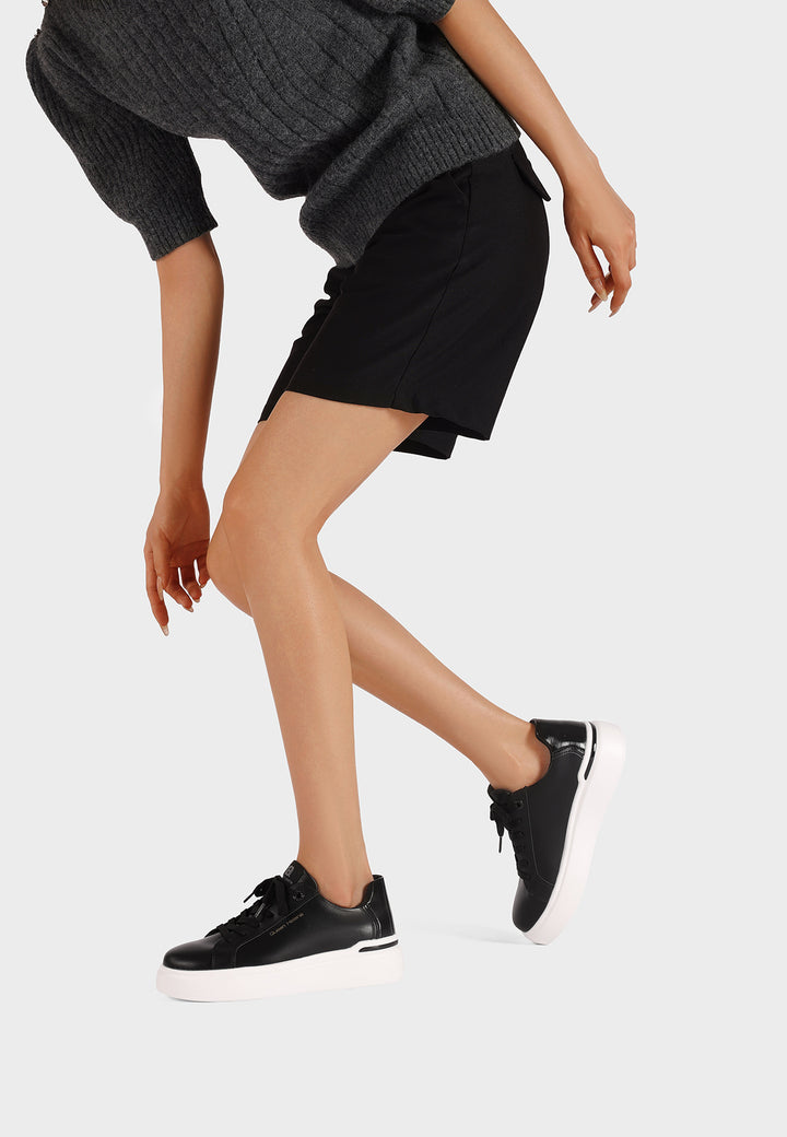 sneakers in ecopelle nere con suola alta platform bianca e lacci