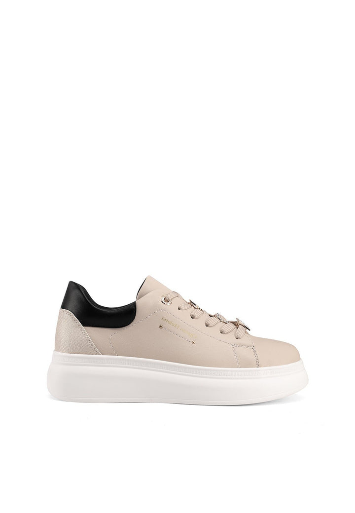 Sneakers beige con suola alta e lettere con strass incastrati sui lacci