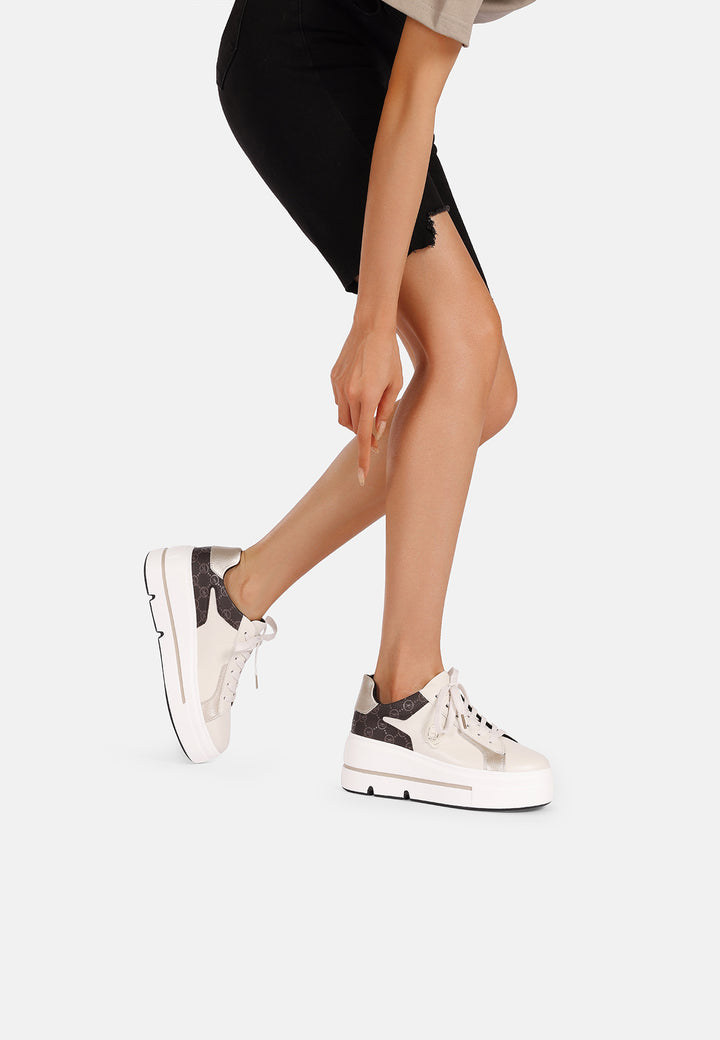 Sneakers beige da donna con suola alta e lacci