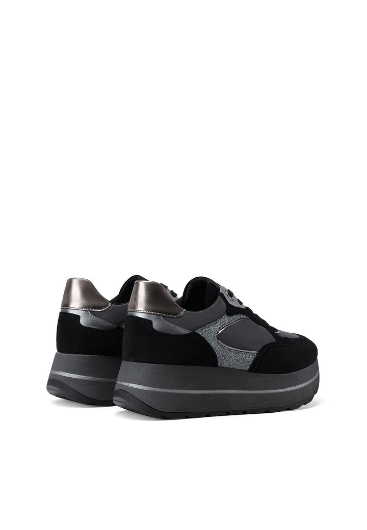 Sneakers da donna minimal in ecopelle e tessuto con suola platform