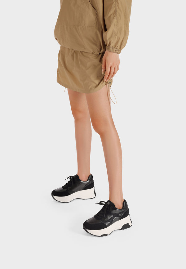 Sneakers sportive in ecopelle e microfibra con tacco alto in gomma e lacci