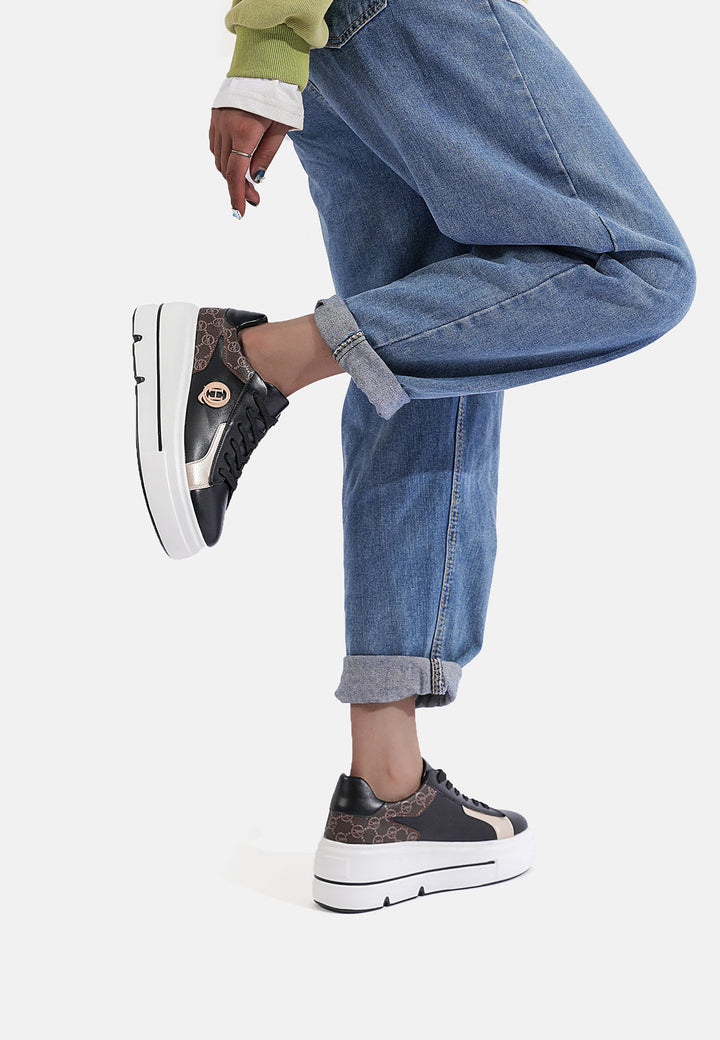 sneakers stringate da donna con platform e dettagli dietro il tallone colore nero