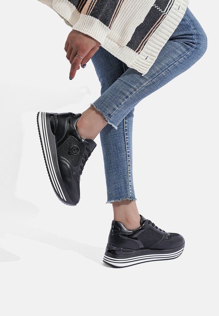 sneakers stringate da donna con platform colore nero