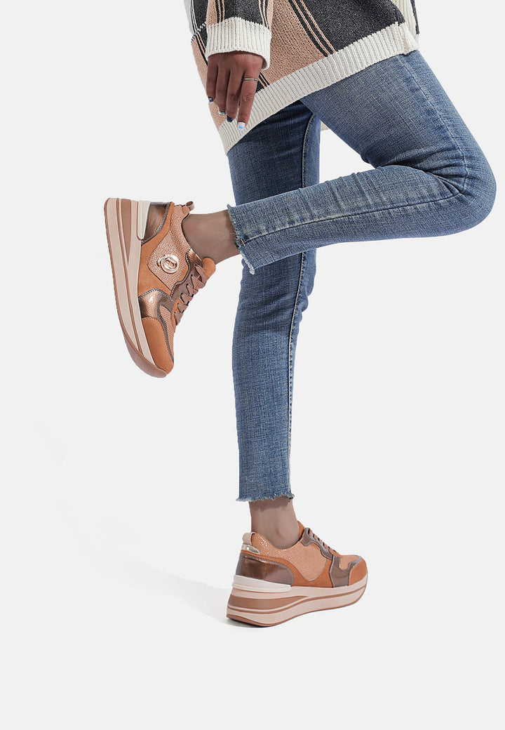 sneakers con platform da donna colore marrone con logo laterale